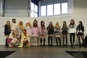 [14-03-2015] - OshareCon 1st impact Al jaren groeit de interesse in ons land voor Japan en haar cultuur. Echter wordt er in de meeste gevallen alleen aandacht geschonken aan animatie, games en cosplay, terwijl een van de grootste aspecten ondergeschoven wordt: Fashion. OshareCon is de conventie die voornamelijk aandacht geeft aan de mode van Japan. Van Gyaru tot Shironuri, Decora tot Visual-kei. Wij willen de mensen die hier interesse in hebben ook een eigen podium geven! OshareCon speelt in op de vraag naar een festival meer gericht op kleding, make up en lifestyle. Uiteraard zijn otaku’s en cosplayers meer dan welkom. Wij zijn er voor iedereen die van de Japanse cultuur houdt en er meer over te weten wil komen. Tijdens het event zullen lectures, workshops en uiteraard modeshows plaats vinden, en is er natuurlijk ruimte om gewoon me elkaar te socializen en nieuwe mensen te leren kennen. Oshare, een woord dat vaak in Japan gebruikt wordt om aan te duiden dat je er super tof of über kawaii uit ziet! Dus OshareCon is de conventie voor iedereen die van Japanese fashion houdt! Oshare Con; Call us a convention, call us an event, we are just trying to bring people together that share the same passion: Japanese Fashion!