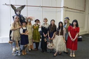 [14-03-2015] - OshareCon 1st impact Al jaren groeit de interesse in ons land voor Japan en haar cultuur. Echter wordt er in de meeste gevallen alleen aandacht geschonken aan animatie, games en cosplay, terwijl een van de grootste aspecten ondergeschoven wordt: Fashion. OshareCon is de conventie die voornamelijk aandacht geeft aan de mode van Japan. Van Gyaru tot Shironuri, Decora tot Visual-kei. Wij willen de mensen die hier interesse in hebben ook een eigen podium geven! OshareCon speelt in op de vraag naar een festival meer gericht op kleding, make up en lifestyle. Uiteraard zijn otaku’s en cosplayers meer dan welkom. Wij zijn er voor iedereen die van de Japanse cultuur houdt en er meer over te weten wil komen. Tijdens het event zullen lectures, workshops en uiteraard modeshows plaats vinden, en is er natuurlijk ruimte om gewoon me elkaar te socializen en nieuwe mensen te leren kennen. Oshare, een woord dat vaak in Japan gebruikt wordt om aan te duiden dat je er super tof of über kawaii uit ziet! Dus OshareCon is de conventie voor iedereen die van Japanese fashion houdt! Oshare Con; Call us a convention, call us an event, we are just trying to bring people together that share the same passion: Japanese Fashion!
