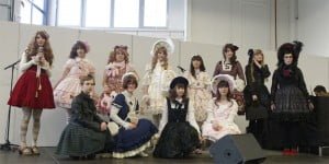 [14-03-2015] - OshareCon 1st impact Al jaren groeit de interesse in ons land voor Japan en haar cultuur. Echter wordt er in de meeste gevallen alleen aandacht geschonken aan animatie, games en cosplay, terwijl een van de grootste aspecten ondergeschoven wordt: Fashion. OshareCon is de conventie die voornamelijk aandacht geeft aan de mode van Japan. Van Gyaru tot Shironuri, Decora tot Visual-kei. Wij willen de mensen die hier interesse in hebben ook een eigen podium geven! OshareCon speelt in op de vraag naar een festival meer gericht op kleding, make up en lifestyle. Uiteraard zijn otaku’s en cosplayers meer dan welkom. Wij zijn er voor iedereen die van de Japanse cultuur houdt en er meer over te weten wil komen. Tijdens het event zullen lectures, workshops en uiteraard modeshows plaats vinden, en is er natuurlijk ruimte om gewoon me elkaar te socializen en nieuwe mensen te leren kennen. Oshare, een woord dat vaak in Japan gebruikt wordt om aan te duiden dat je er super tof of über kawaii uit ziet! Dus OshareCon is de conventie voor iedereen die van Japanese fashion houdt! Oshare Con; Call us a convention, call us an event, we are just trying to bring people together that share the same passion: Japanese Fashion!