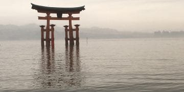 Torii van shinto heiligdom te Miyajima | Fotografie: Maarten Ruijters