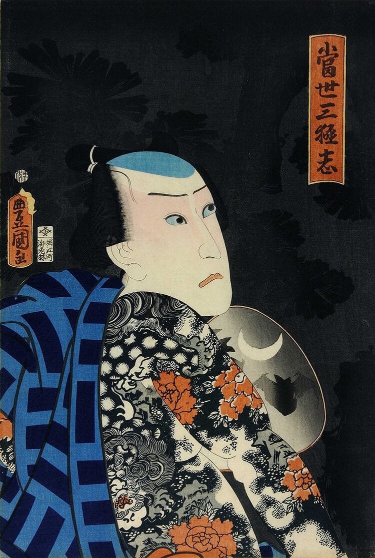 Kunisada (I), Utagawa, Koizumi Minokichi, Ebiya Rinnosuke, Acteur Kawarasaki Gonjurô I, getatoeëerd en met waaier, Tôsei sangokushi, Drie hedendaagse toonbeelden, 1860. Schenking van de heer H.J. Herwig en mevrouw A.H. Herwig-Kempers, 2018.