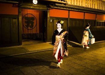 Maikos in Gion Kyoto Japan © Getty Images | Kimono: Kyoto to Catwalk (29 February 2020 –21 June 2020).