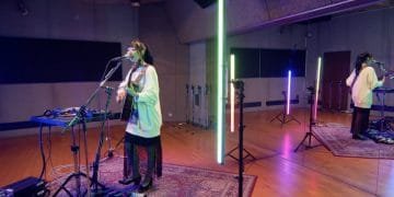 Anna Takeuchi nodigt je uit in de studio voor een optreden van het nummer SUNKISSed GIRL