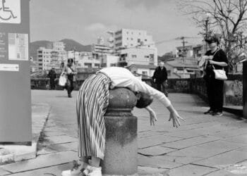 Meisje doet boogrug, Promenade Nakashima Rivier, Japan, maart 2019 © Guus Rijven