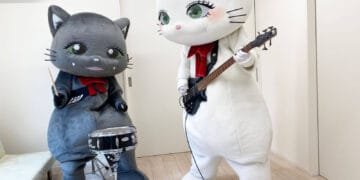 Buinyasu and Yaminyasu: the two cat mascots who love Visual Kei