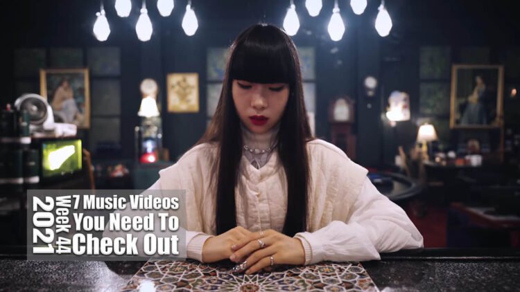 Still from Atozome's "カルダディール・ダリー (Karudadiiru darii)" music video.