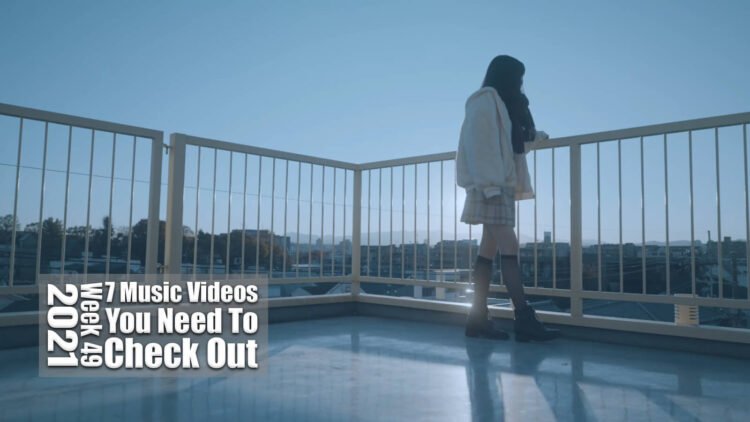 Still from ガールズ・オン・ザ・ラン (Girls On The Run)'s music video for the song "とても寒い日 (Totemo Samui Hi)"