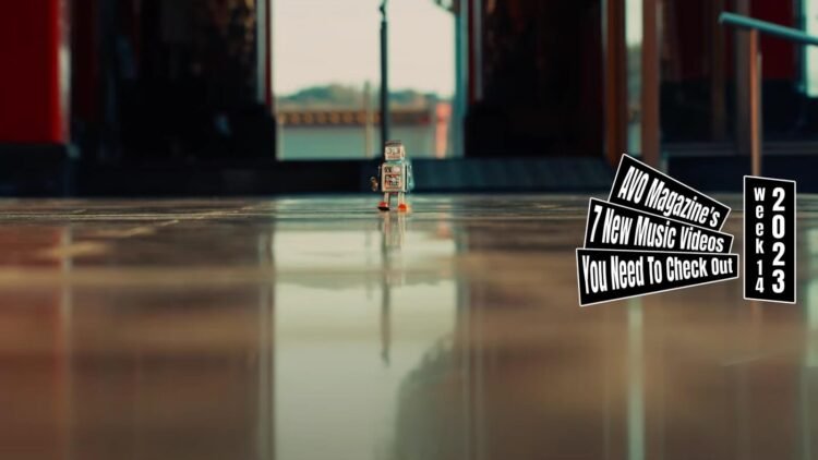 Still from the music video "ガンダーラ (Gandhāra)" by the band ピロカルピン (Pirokalpin). A toy robot is walking on the grounds of a temple.