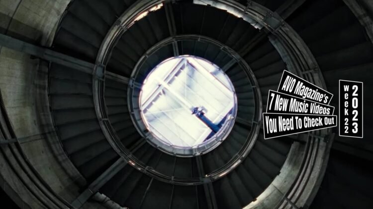 Still from the music video by 辻井くぬえ (Tsujii Qunuee) for the song "ねえ、起きて (Nee, Okite)". The still shows the spiraling ceiling of an (abandoned) building.