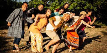 A group of people belonging to the musical group AJATE are posing for a photo