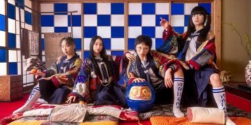 Group photo of Atarashii Gakko!, with the four members seated in a Japanese-style room, dressed in their sailor uniforms and on top of it traditional Japanese garments with a modern touch to promote their single release "Toryanse". © ASOBISYSTEM & TWIN PLANET CO,.LTD