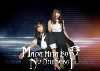 The photo shows the duo of Madaseka, Hime Hashimura and Mitsuru, each in contrasting black and white outfits. The background has blue and red colours, and stripes have been added on top of the picture, perhaps to give the idea that the photo can be seen on an old (TV) screen.