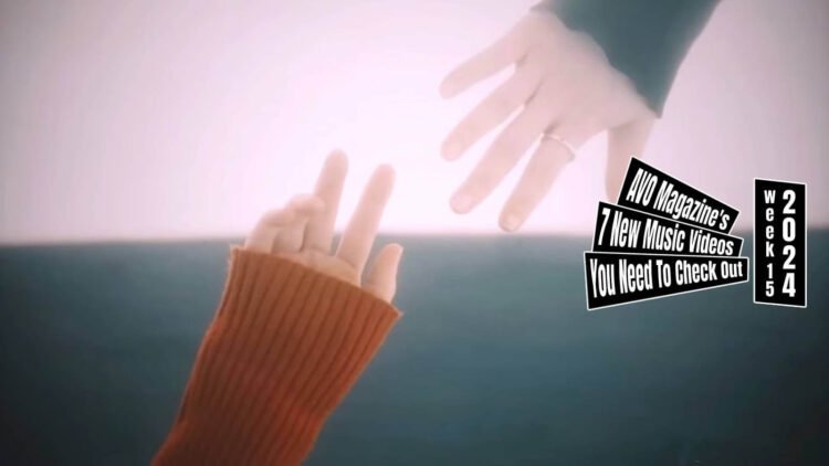 Still from the music video "無重力 (Muzyuuryoku)" by 個リン (Corin). The still consists of two hands (one from Corin, the other from Nashiki Sora) trying to reach each other. The scene has a dreamy effect. Music video was directed by Shimode.