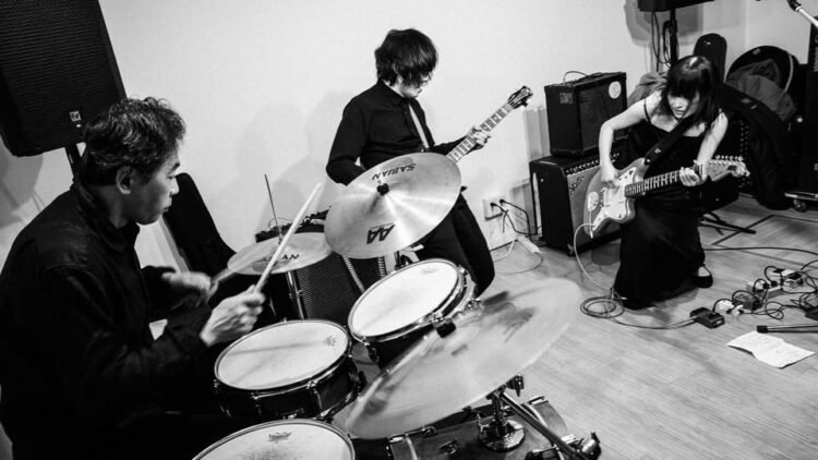 USURABI in action during a performance in February 2024. The photo is in black-and-white and taken by photographer Kazuyoshi Funaki.
