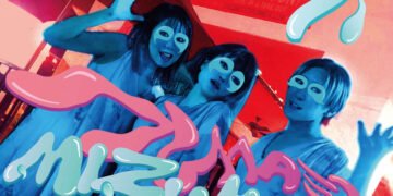 Colourful artistic cover of TsuShiMaMiRe 20th full-length album バンドは水物 (MIZUMONO), featuring the three members at that time, vocalist and guitarist Mari, bass player Yayoi and drummer Maiko. There are masks drawn on their faces and on top of it the band name and album title in a font that seems like splashes of water.