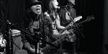 Liveverslag: MIKABOMB explodeert over het Verenigd Koninkrijk