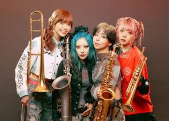 Band photo of the four women of brass band MOS. They all have colourful hairstyles and are dressed differently, showing off their individuality. Photography by Youhei Nobe (@/youhei_nobe on Instagram)