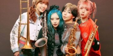 Band photo of the four women of brass band MOS. They all have colourful hairstyles and are dressed differently, showing off their individuality. Photography by Youhei Nobe (@/youhei_nobe on Instagram)