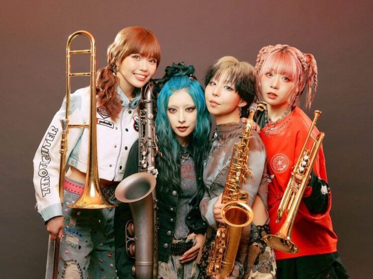 Band photo of the four women of brass band MOS. They all have colourful hairstyles and are dressed differently, showing off their individuality. Photography by Youhei Nobe (@/youhei_nobe on Instagram)